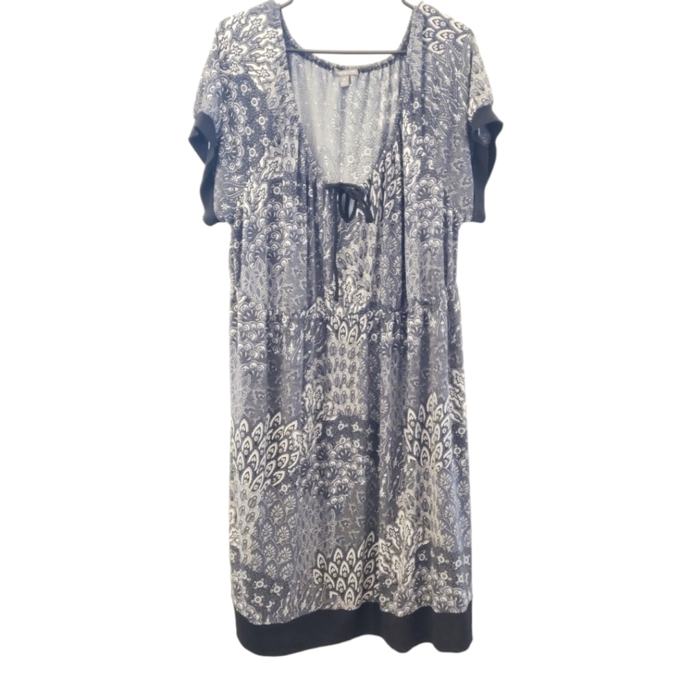 Short sleeve dress with keyhole neckline
